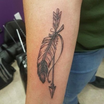 Tatouage plume acrrochée à une flèche